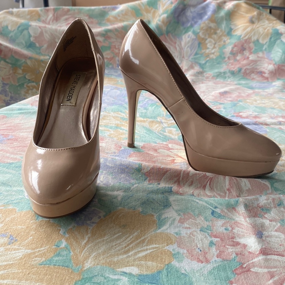Steve Madden patten leather nude pumps gold bottom size 7